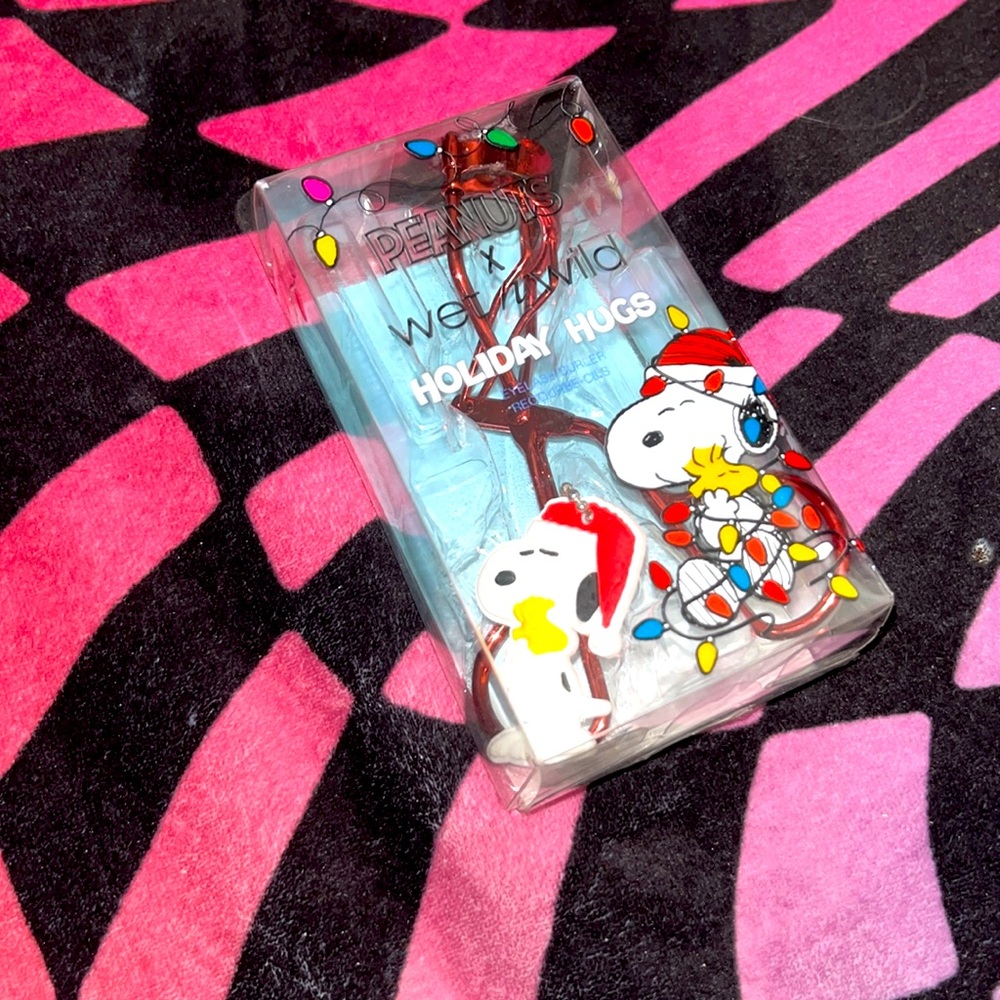 ✨🆕BNWOT SEALED!RARE!Wet N Wild X Peanuts Red Snoopy Eyelash Curler!✨